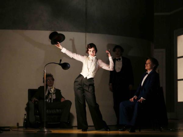 Partenope dancing in a suit and top hat