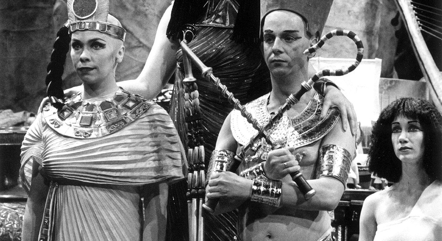 Akhnaten, Sally Burgess as Nefertiti, Christopher Robinson as Akhnaten, 1985 (c) Clive Barta