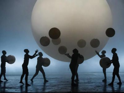 ENO1819 Akhnaten: Gandini Jugglers on stage © Jane Hobson