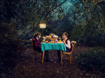 Hansel and Gretel: Two children eating cake at the table