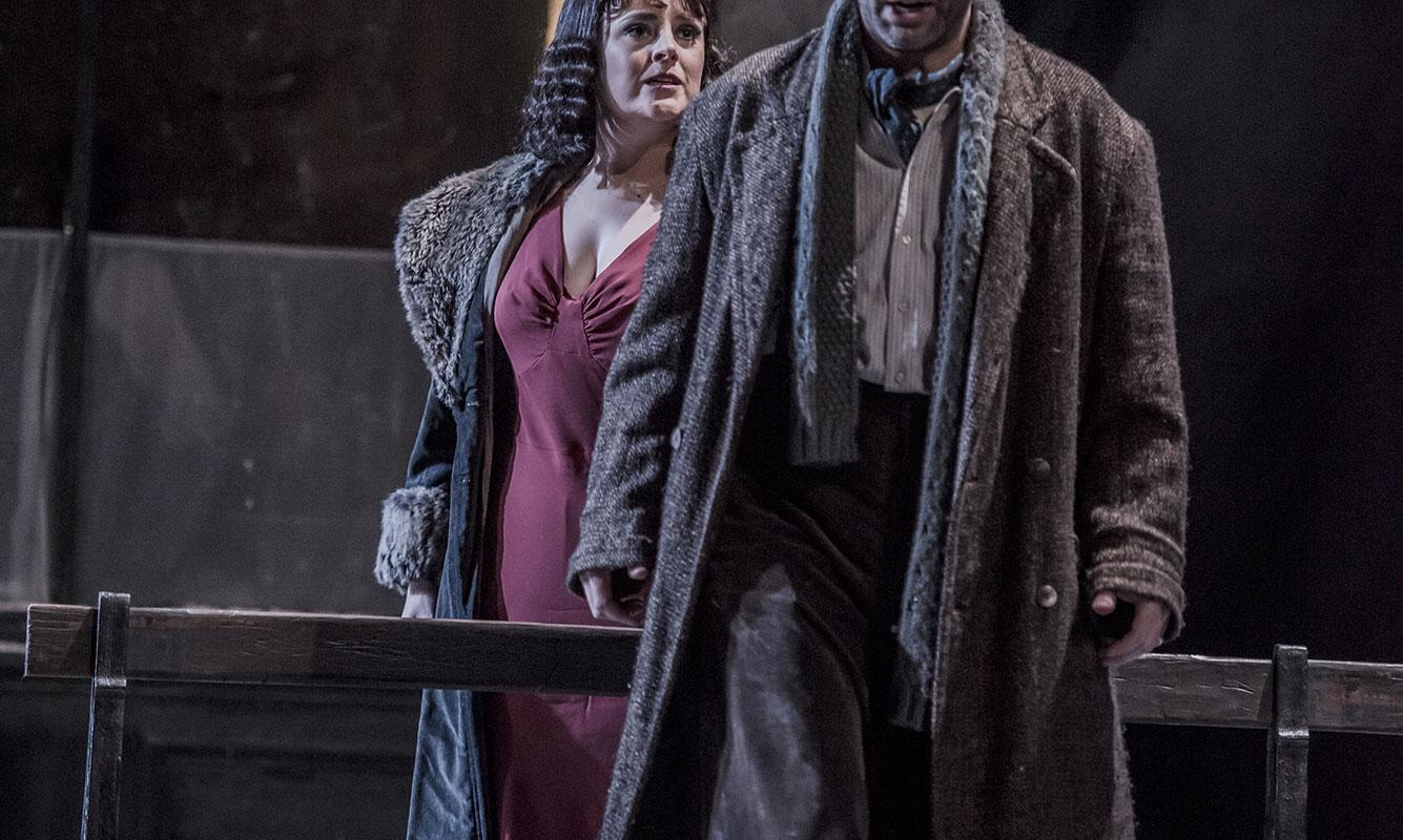 ENO2122 La bohème: Louise Alder as Musetta, Charles Rice as Marcello © Genevieve-Girling