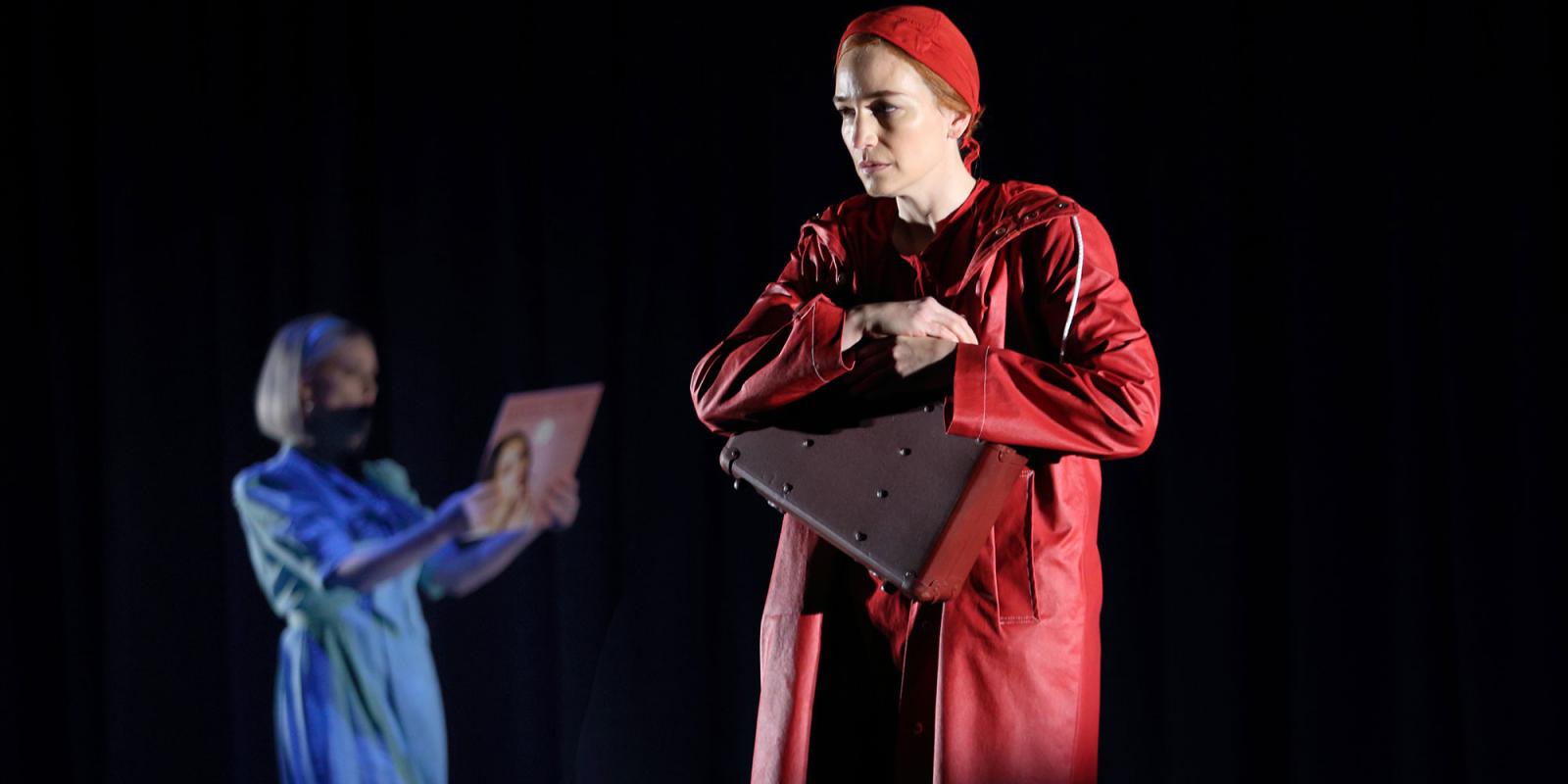 ENO2122 The Handmaid's Tale: Avery Amereau as Serena Joy, Kate Lindsey as Offred © Catherine Ashmore